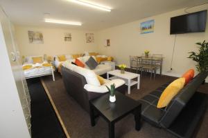 uma sala de estar com dois sofás e uma mesa em Annex at 29B St Ann's em Rotherham