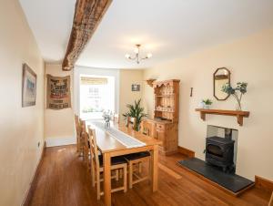 uma sala de jantar com uma mesa e um fogão em Above Deck em Beaumaris