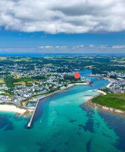 - une vue aérienne sur la plage et l'océan dans l'établissement Chez Stella, à Audierne