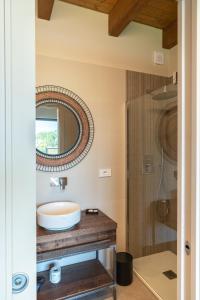 La salle de bains est pourvue d'un lavabo et d'un miroir. dans l'établissement Hang Loose Cottage, à Gizzeria