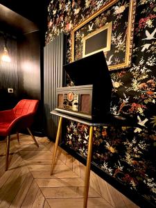 Televízia a/alebo spoločenská miestnosť v ubytovaní Love Room Secrète Les Petits Plaisirs