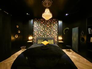 Posteľ alebo postele v izbe v ubytovaní Love Room Secrète Les Petits Plaisirs