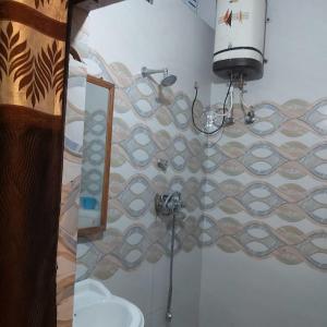 uma casa de banho com um lavatório e um WC num quarto em Hotel Vilas, Prayagraj em Allahābād
