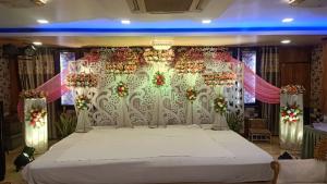 a bedroom with a large bed in a room at Hotel Vilas, Prayagraj in Allahābād