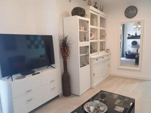 Televízia a/alebo spoločenská miestnosť v ubytovaní NOOL Sevilla