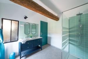 a bathroom with a sink and a shower at Le Clos Saint-Jean - Chambre d'hôte Rosie in Saint-Jean-de-Thurac