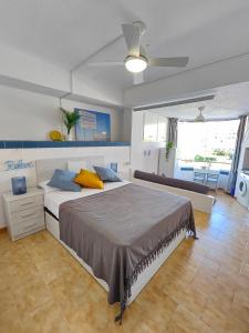 Fotografie z fotogalerie ubytování Renovado, luminoso y confortable loft con piscina v destinaci La Pineda