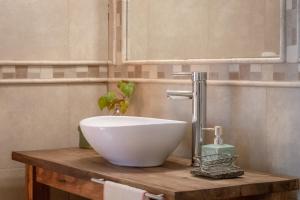 baño con lavabo blanco en una mesa de madera en Cabañas Bahiamia en Villa Pehuenia