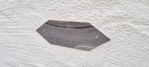 een metalen voorwerp aan de zijkant van een muur bij Gästehaus - Café Frank in Antweiler