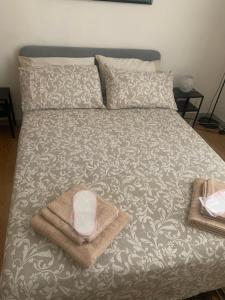 un letto con asciugamani e cuscini sopra di La Casa di Nina a Napoli