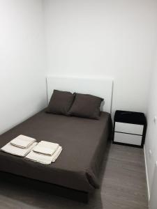- une chambre avec un lit et 2 serviettes dans l'établissement Guest house near the beach, à Vila do Conde