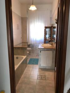 y baño con bañera, lavamanos y bañera. en Casa Mariano IV (IUN Q8167), en Oristano