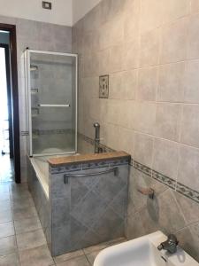 y baño con ducha, lavabo y bañera. en Casa Mariano IV (IUN Q8167), en Oristano