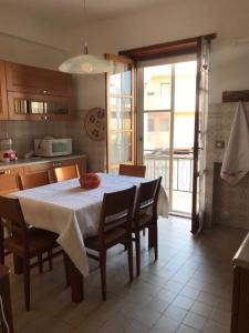 cocina con mesa, sillas y mesa en Casa Mariano IV (IUN Q8167), en Oristano