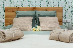 een slaapkamer met een bed met kussens en bloemen erop bij Apartamento Rauda 51 B, Granada in Granada