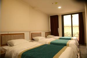 מיטה או מיטות בחדר ב-Syros Hotel Erbil City Center