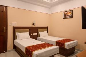 Postel nebo postele na pokoji v ubytování Hotel Vashanth Krishna