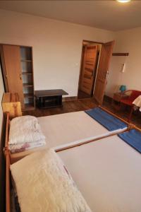 Pokój z 2 łóżkami i biurkiem w obiekcie Schronisko PTTK Hala Szrenicka w Szklarskiej Porębie