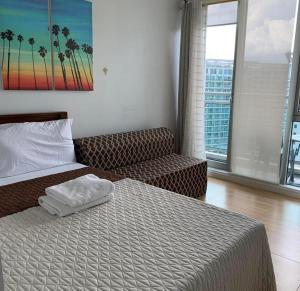 um quarto de hotel com uma cama e um sofá em Azure Urban Resort A1 balcony near Mall airport em Manila