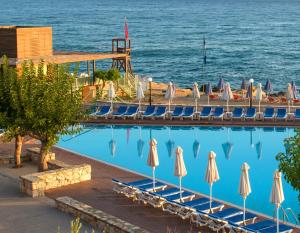Bazén v ubytování Silva Beach Hotel nebo v jeho okolí