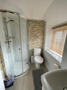 ein Badezimmer mit Dusche, Toilette und Waschbecken in der Unterkunft Cottage en-suite room with private lounge in Bridport + 6 Fotos