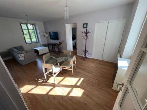 TV a/nebo společenská místnost v ubytování Charmant appartement RDC familial ou pour le travail