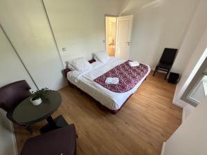 um quarto com uma cama, uma mesa e cadeiras em Charmant appartement RDC familial ou pour le travail em Uzerche