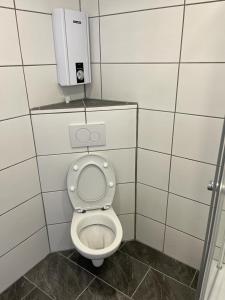 een kleine badkamer met een toilet in een stal bij Tatiana Feuker in Borgentreich