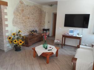 a living room with a vase of flowers on a table at Casa San Giacomo in Poggio Bustone