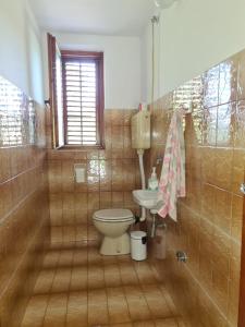 A bathroom at Luketovi