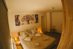 um quarto com uma cama com duas toalhas em Franzis Feriendomizil im Herzgebirge am Skihang em Auerbach