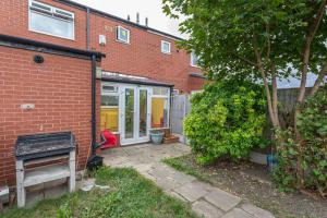 a brick house with a backyard with a grill at 10 MIN to City Centre R2 in Beeston Hill