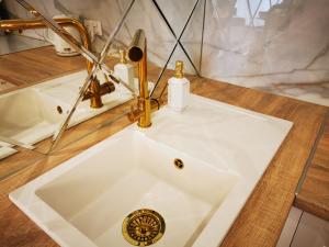 Kúpeľňa v ubytovaní Gold Apartment B29 Let's Sea Baltic Park Gąski
