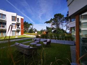 Vonkajšia záhrada v ubytovaní Gold Apartment B29 Let's Sea Baltic Park Gąski