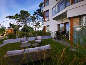 Vonkajšia záhrada v ubytovaní Gold Apartment B29 Let's Sea Baltic Park Gąski