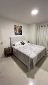 een slaapkamer met een bed en een schilderij aan de muur bij Mi casa es tu casa ! in Santa Cruz de la Sierra