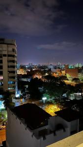 widok na miasto w nocy z oświetleniem w obiekcie Mi casa es tu casa ! w mieście Santa Cruz de la Sierra