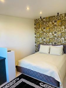 una camera con letto e parete con murale di MMA apartament & sauna 