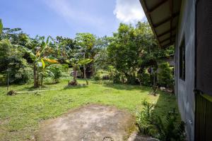 un patio con césped y árboles en Kasa Alagao farm, en Bauan