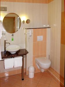 Um banheiro em Hotel Grüner Baum