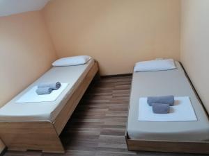 two beds in a small room with towels on them at Appartement Design 2 in Altenstadt