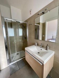 ein Bad mit einem Waschbecken und einer Dusche in der Unterkunft MINIAPART VICO V in Bari