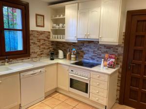Kép Beautiful spacious 4-Bed Villa close to Marbella szállásáról Marbellában a galériában Még 37 kép