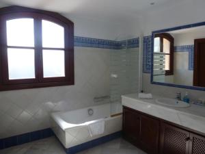 Kép Beautiful spacious 4-Bed Villa close to Marbella szállásáról Marbellában a galériában