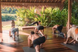 een groep mensen die yoga doen in een kamer bij Yama Balian in Tabanan