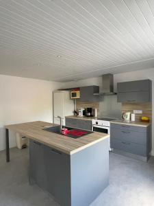 A kitchen or kitchenette at La loge d’Evelyne