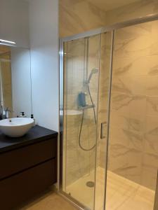 Ванная комната в BELLA CRUZ 66 m2 prestations premium, wifi, balcon, parking avec borne de recharge électrique, plage Prieuré, Commerces