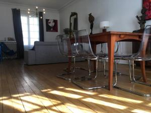 - un salon avec une table et des chaises dans l'établissement Maison de caractère en centre ville, à Vichy