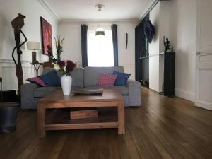 a living room with a couch and a coffee table at Maison de caractère en centre ville in Vichy