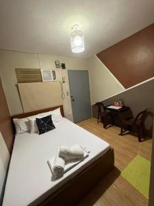 Postel nebo postele na pokoji v ubytování DJCI Apartelle Walk to Robinson & NE Pacific Mall 3 Min to SM Cabanatuan